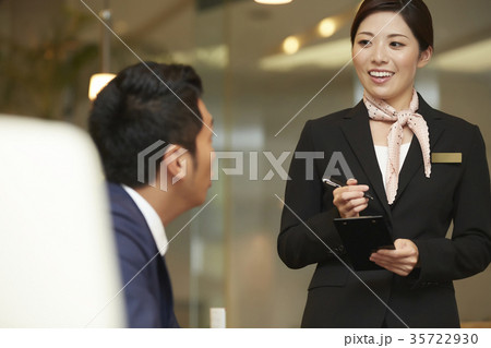 ホテルで働く女性 レストラン ホテルで働く女性 レストラン 35722930