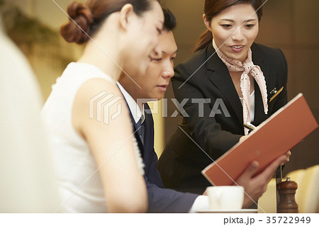 ホテルで働く女性 レストラン ホテルで働く女性 レストラン 35722949