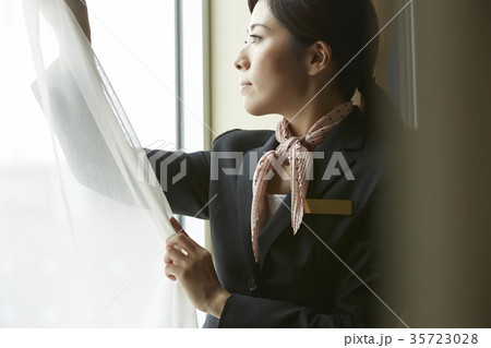 ホテルで働く女性 35723028