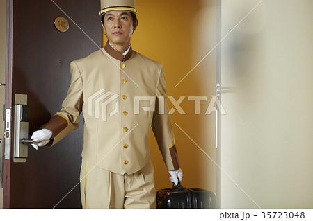 ホテルで働く男性 35723048