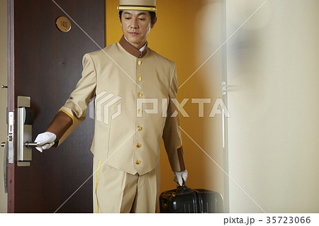 ホテルで働く男性 ホテルで働く男性 35723066