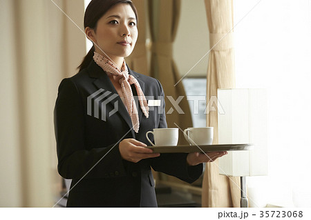 ホテルで働く女性 35723068