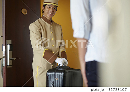 ホテルで働く男性 ホテルで働く男性 35723107