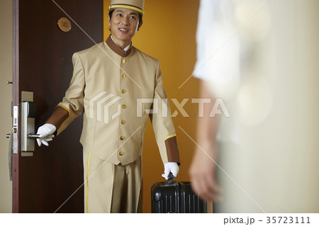 ホテルで働く男性 ホテルで働く男性 35723111