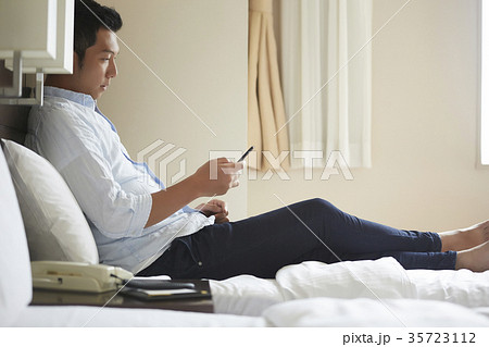 ホテルで電話する男性 35723112