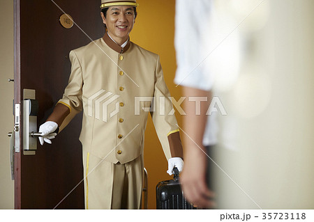 ホテルで働く男性 35723118