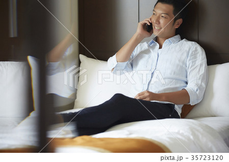 ホテルで電話する男性 35723120