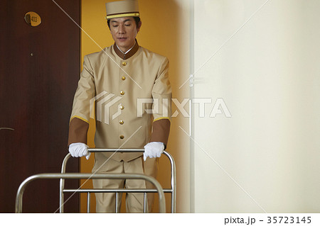 ホテルで働く男性 35723145