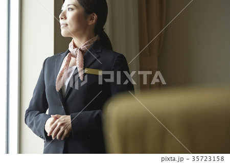 ホテルで働く女性 ホテルで働く女性 35723158