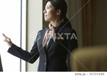 ホテルで働く女性 ホテルで働く女性 35723160