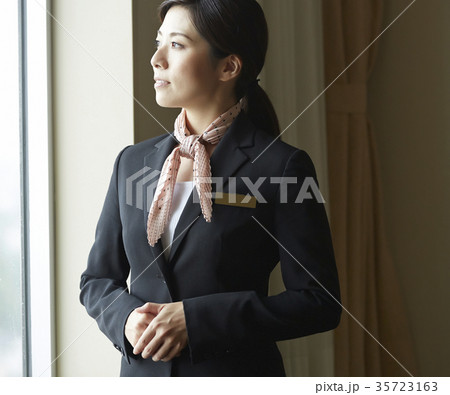 ホテルで働く女性 35723163