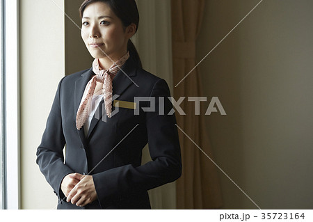 ホテルで働く女性 35723164