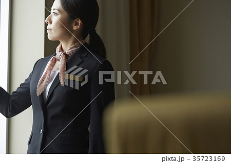 ホテルで働く女性 35723169
