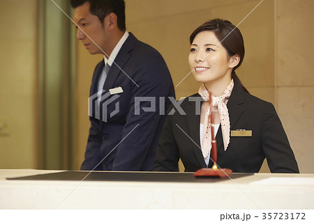 ホテルで働く男性と女性　フロント 35723172