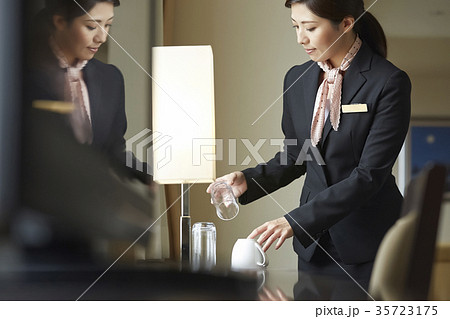 ホテルで働く女性 35723175