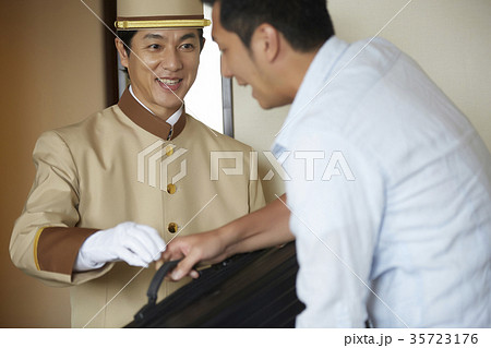 ホテルで働く男性 35723176