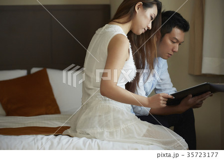 ホテルでくつろぐカップル ホテルでくつろぐカップル 35723177