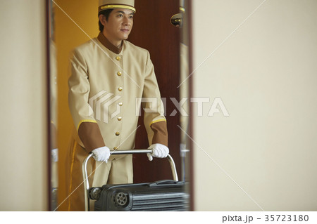 ホテルで働く男性 ホテルで働く男性 35723180