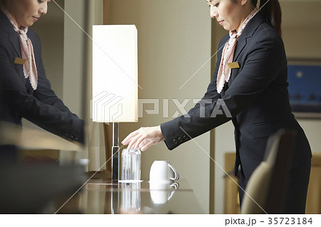 ホテルで働く女性 ホテルで働く女性 35723184