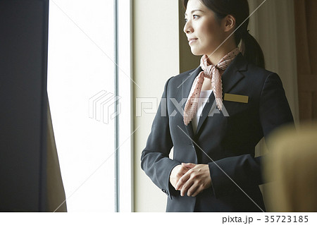 ホテルで働く女性 35723185