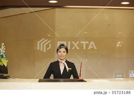 ホテルで働く女性　フロント 35723186