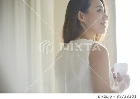 ホテルでくつろぐ女性 ホテルでくつろぐ女性 35723201