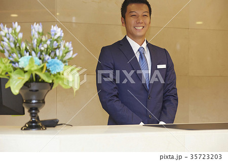 ホテルで働く男性　フロント 35723203