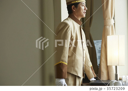 ホテルで働く男性 35723209