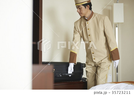 ホテルで働く男性 ホテルで働く男性 35723211