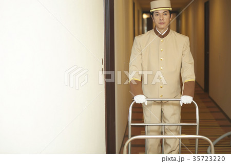 ホテルで働く男性 35723220