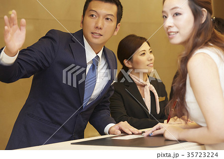 ホテルで働く男性と女性　フロント 35723224