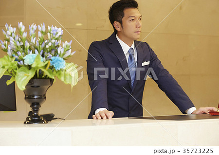 ホテルで働く男性 フロントの写真素材