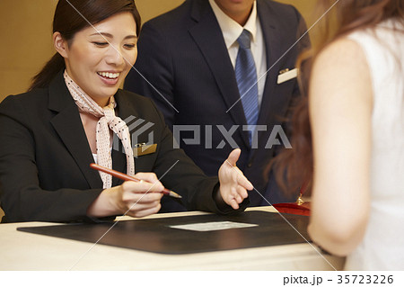 ホテルで働く女性 フロントの写真素材