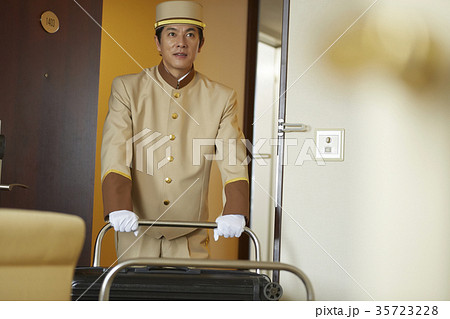 ホテルで働く男性 35723228