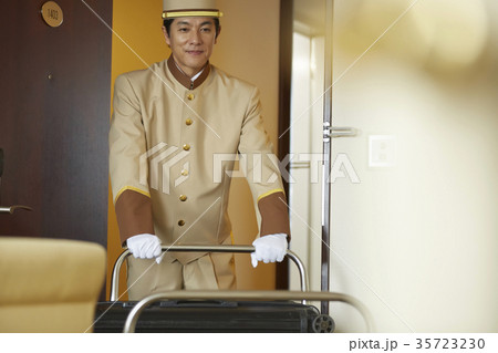ホテルで働く男性 35723230