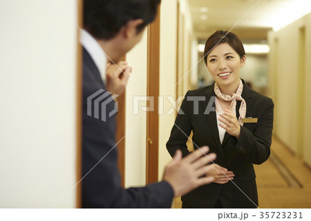 ホテルで働く女性 ホテルで働く女性 35723231