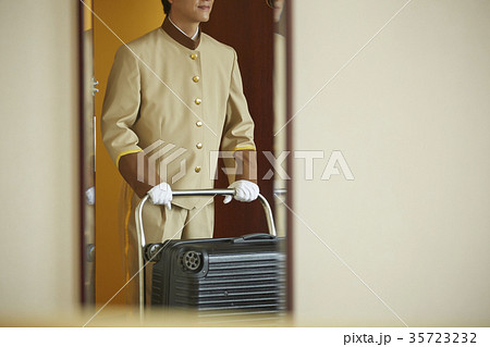 ホテルで働く男性 ホテルで働く男性 35723232