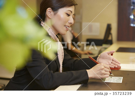 ホテルで働く女性　フロント 35723239
