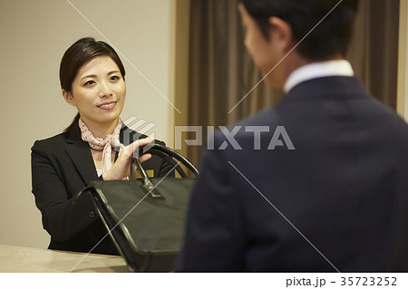 ホテルで働く女性 35723252