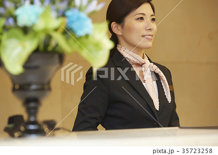 ホテルで働く女性　フロント 35723258