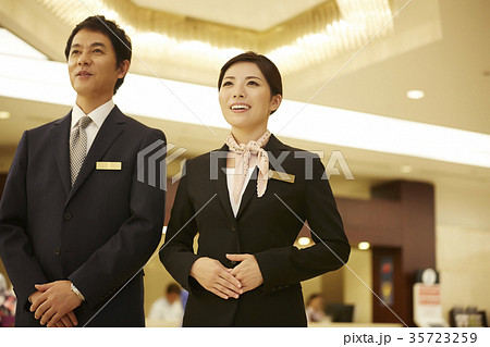 ホテルで働く男性と女性 の写真素材