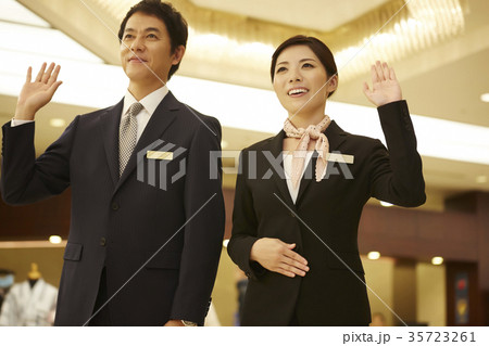 ホテルで働く男性と女性 35723261