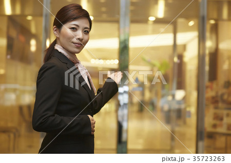 ホテルで働く女性 35723263