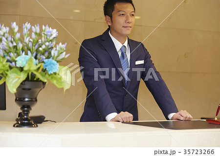 ホテルで働く男性　フロント 35723266