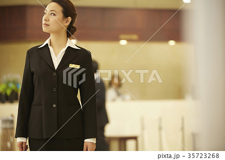 ホテルで働く女性 35723268