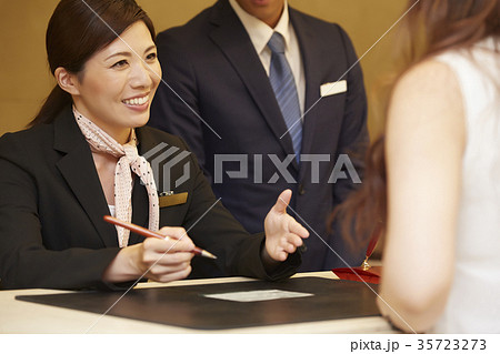 ホテルで働く女性　フロント 35723273
