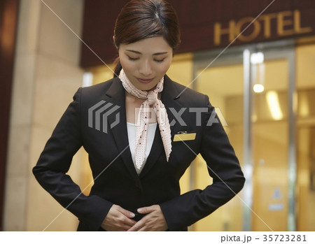 ホテルで働く女性 35723281