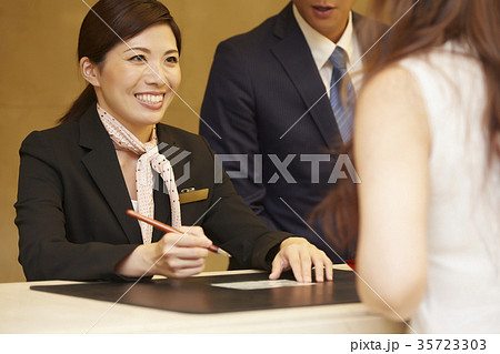 ホテルで働く女性 フロントの写真素材