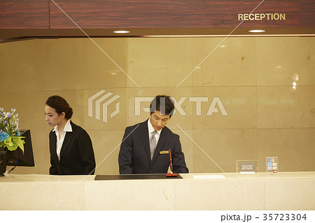 ホテルで働く男性と女性 フロント ホテルで働く男性と女性 フロント 35723304