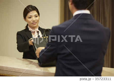 ホテルで働く女性 35723311